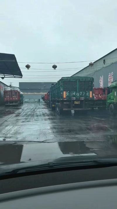 20多年有机肥厂家，下雨天也不耽误装车发货，用有机肥料选大厂家 做到了售前有服务，售后有保障。感谢每一位新老客户的支持与信任😃