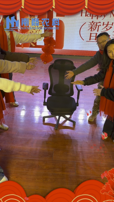 🎇 元旦快乐，温暖相伴 🎇时光匆匆，感恩 2025 年每一份支持与陪伴！从猪场到工厂，南商农科的成长，离不开每一位合作伙伴与家人的信赖！2026 年，我们将继续以贴心服务和硬核设备，陪您一路前行，养殖